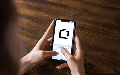 Kontaktaufnahme mit Leyendecker Immobilienservice über ein Smartphone